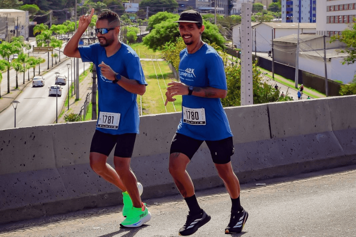 Rilk Brando e Samuel Costa correndo na rua durante o desafio de 50 km